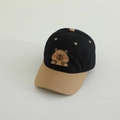 Detailansicht der Kinder-Basecap mit 3D-Capybara-Aufnäher und zweifarbigem Design - Kinder 50-54CM / Schwarz