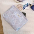 Dettaglio della borsa da trucco in pizzo floreale lilla con cerniera resistente - Blu e Viola
