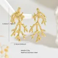 Orecchini a corallo in acciaio inossidabile dorato, 4,43x2,16 cm, su sfondo bianco - Stile di Ramo di Corallo (FYD6094)