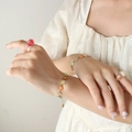 Set braccialetti margherita colorati e anelli in resina floreale sulle mani - Bracciale / 15+5cm / Bracciale d'Oro-Margherita Multicolore