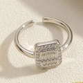 Foto macro de anillo cuadrado plateado con circonitas claras y banda abierta ajustable - Circonita Cuadrada - Chapado en Oro Blanco / Plateado