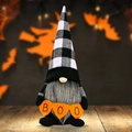 Gnome d'Halloween en peluche avec chapeau à carreaux et bannière orange BOO sur bois - Style Chapeau à Carreaux