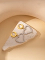 Elegante gold-silberne Herzohrringe mit funkelnden Kristallen auf Steinsockel - Ohrringe mit Herz und weißem Zirkon