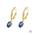 Dettaglio orecchini placcati oro 18K con gemma blu ovale e zirconi micro-incastonati - Ovale Blu