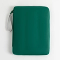 Detail einer dunkelgrünen Tablet-Tasche mit grauer Handschlaufe aus wasserfestem Nylonmaterial - 11 Zoll (28*20*2cm) / Grün