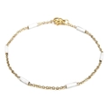Bracelet chaîne dorée fine avec six perles cylindriques blanches et fermoir mousqueton - Style Or + Blanc (KB165167-Z)