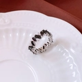 Dettaglio di un anello eternity vintage con zirconi neri e piccoli diamanti brillanti - Argento-Nero