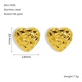 Dettaglio macro di orecchini a cuore placcati oro 18K con trama intrecciata e dimensioni - Stile Cuore Intrecciato (1895)