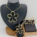 Set di gioielli a fiore dorato con perline nere comprensivo di collana, orecchini e anello - Stile Perla Nera Oro (KS228677-LX)