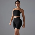 Detail van zwarte tweedelige yogaset met strapless top en sportshort met hoge taille - S / Zwart