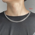 Zilveren Cubaanse schakelketting voor heren van 55 cm getoond op een zwart T-shirt - ZJ4474-55cm Zilveren Cubaanse Schakelketting