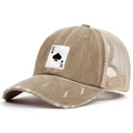 Dettaglio cappello trucker vintage kaki con toppa Re di Picche e rete traspirante - Cachi