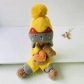 Gelbes Baby-Winterset aus Strickmütze und Schal mit süßem Bären und grauen Ohrenklappen - Gelbes Bären-Set