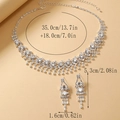 Set di gioielli da sposa in argento con collana di cristalli e orecchini a nappa su beige - Argento