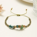 Handgemachtes Boho-Armband mit Natursteinen und verstellbarer grüner Kordel - Armeegrün