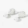 Eleganti orecchini a perla con conchiglia argentata per un look da spiaggia minimalista - Stile Capasanta Argentata (PD3368)