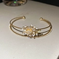 Detail eines zweischichtigen Goldarmreifens mit Sternenmotiv, Perlen und Zirkonia - Goldenes Feuerwerk-Stil (HB4812)