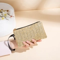 Elegante pochette in paglia intrecciata con cinturino nero e motivo beige testurizzato - Cachi Intrecciato