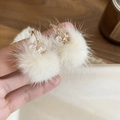 Detailopname van crème pompon oorbellen met gouden bloem kristallen knopjes - Gouden Strass Ring Witte Bontbal / Wit