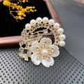 Broche élégante fleur et papillon avec perles et cristaux en alliage finition dorée - BZ042 Fleur & Papillon Faux Nacre