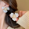 Détail d'une boucle d'oreille fleur blanche aux pétales dépolis et centre en perle - 16# Tige en Argent - Boucles d'Oreilles Fleur Mate Blanche 3D