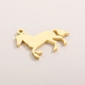 Dettaglio di un ciondolo a forma di cavallo minimalista in acciaio inox dorato per collane - Colore Oro (KLJ2590-Z)