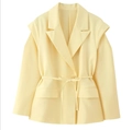 Dettaglio del blazer giallo pallido con spalline imbottite e sottile cintura in vita - S / Giallo
