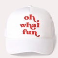 Weiße Mesh Trucker Cap mit rotem 'oh what fun' Festtagsdruck und verstellbarem Riemen - Einheitsgröße / Weiß