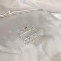 Dettaglio molletta per capelli rettangolare trasparente su elegante tessuto di seta - 5cm / Bianco Trasparente