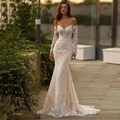 Elegante vestido de novia sirena marfil con hombros descubiertos y bordado de encaje - US 26W / Marfil