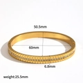 Vista detallada del brazalete de acero inoxidable chapado en oro 18k con circonitas cuadradas - Estilo de Circonitas de Bloque Geométrico (TB7213)