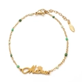 Détail du bracelet Mama en acier doré avec perles vertes et pendentif couronne - Vert frais