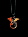 Dettaglio ravvicinato di un ciondolo a forma di drago d'argento con ali arancioni fluorescenti - Luce Arancione