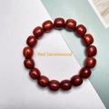 Bracelet minimaliste en perles de bois de santal rouge poli avec veinures naturelles - Perles Classiques en Bois de Santal Rouge / 12mm*17 Perles