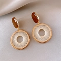 Boucles d'oreilles bohème avec pierre marron foncé et cercles en métal doré tissé - Boucles d'oreilles clous
