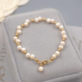 Elegante bracciale di perle d'acqua dolce con catena dorata su portagioie in velluto - Perla Bianca Con Perla Dorata