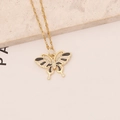 Collier pendentif papillon doré avec émail noir et détails en zircon sur pierre - Noir