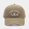 Dettaglio del cappellino da baseball in cotone kaki con ricami di animali carini - Regolabile / Cachi