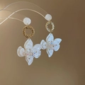 Nahaufnahme von perlweißen Blumenohrringen mit glitzernden Kristallen und goldenen Details - 925 Sterling Silber Ohrringstecker - Gold - Weiße Blume