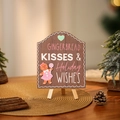 Detailansicht eines Lebkuchenmann-Holzschilds auf Stativständer mit Weihnachtsdeko - Braun Weiblicher Stil