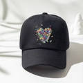 Dettaglio della stampa a cuore con farfalle su un cappello da baseball nero - Nero