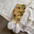 Detalle de bufanda de punto amarilla para niños con motivos florales y pompones de piel - Amarillo