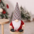 Dettaglio di uno gnomo natalizio con cappello in maglia grigia su base di legno - Stile B-Cappello Grigio con Cuore/Versione Barba