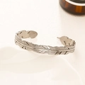 Bracciale rigido aperto in acciaio inossidabile placcato oro con trama a piuma - Stile 01 Argento