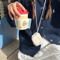 Dettaglio custodia per auricolari in peluche bianca con laccio viola e logo SUZAKKA - Stile Cordino Lungo / Bianco Crema
