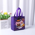 Paarse Halloween cadeauzak van vliesstof met een schattige heks en Happy Halloween bedrukking - 22*22*10cm / Halloween Paars