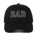 Dettaglio del ricamo bianco DAD su un cappello da baseball in cotone nero - Nero DAD