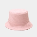 Detailopname van de roze vissershoed met zachte badstof textuur en stofdetails - M / Roze