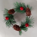 Mini ghirlanda di Natale con aghi di pino, pigne marroni e bacche rosse - Pigne e bacche rosse
