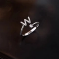 Verstellbarer Ring aus 925er Silber mit Zirkonia-Buchstabe W und rundem Stein - Buchstabe W